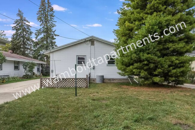 Building Photo - 3 bed house on south side with large eat-i...