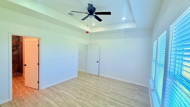 Building Photo - 7014-5914 02