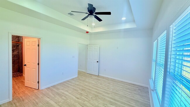 Building Photo - 7018-5914 02