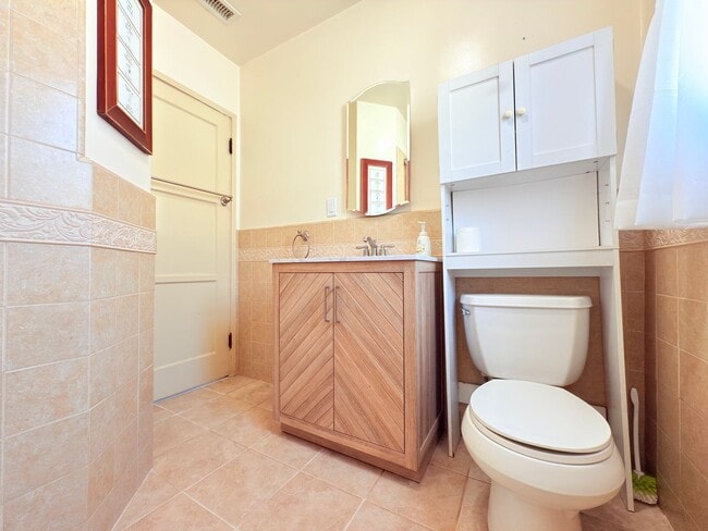 Building Photo - Bright and Spacious Two-Bedroom in Sun Valley