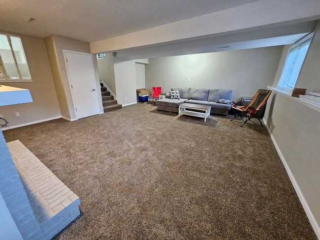 Building Photo - Pet friendly split-level 3 bedroom, 1 bathroom bi-attached home!