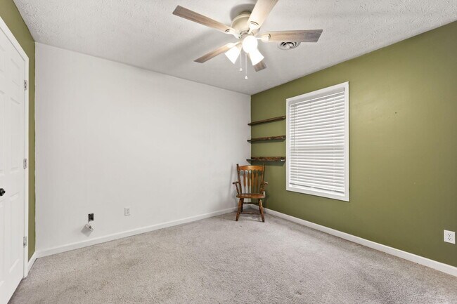 Building Photo - 180 Lilly Ln