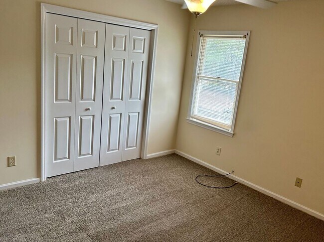 Building Photo - Conveniently Located Townhouse!