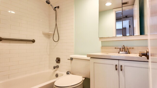 Building Photo - 4640 Lucerne Lakes Blvd W