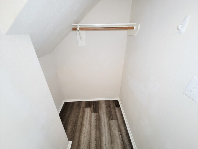 Building Photo - 5746 Roehampton Ct