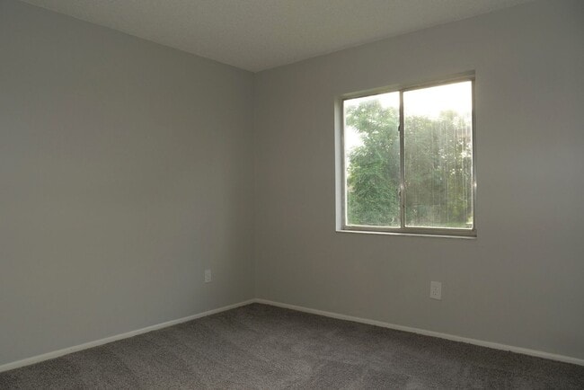 Building Photo - Spacious 2 Bedroom 2 Bath with Garage Avai...