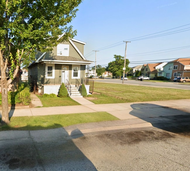 Building Photo - 4 Bedroom Beauty