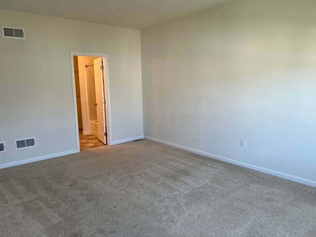 Building Photo - Stunning 4 bedroom 2.5 Bathroom Home in Ma...