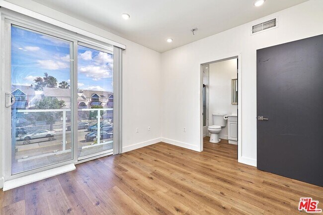 Building Photo - 14550 Burbank Blvd