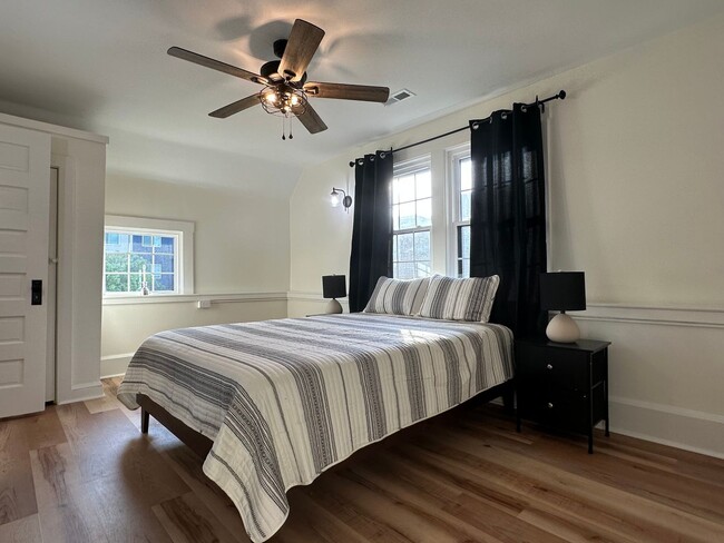 Building Photo - 3 bedroom, 2 bath, furnished Kingsport, TN