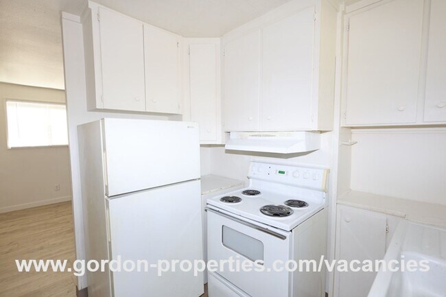 Building Photo - SE Arista Dr - Single level 1 bedroom apartment with den/office in the heart of Oak Grove