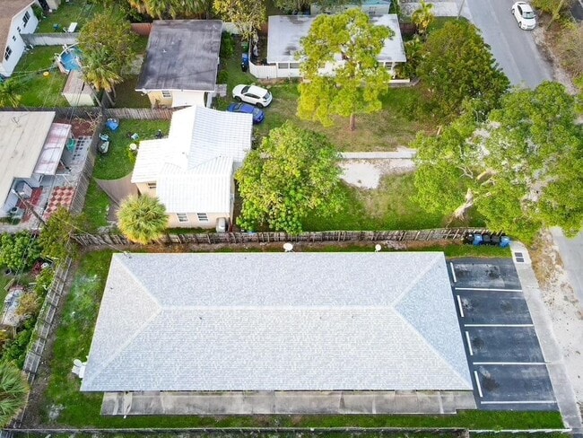 Building Photo - 1025 NE 17th Ave