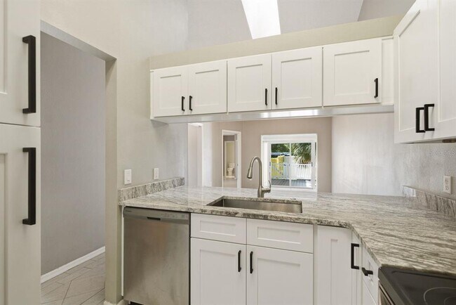 Building Photo - 406 S Bayview Blvd