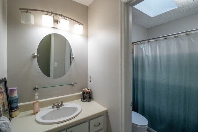 Building Photo - 21 Pinewood Ln