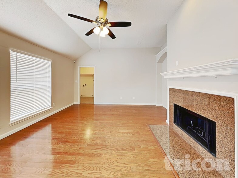 Building Photo - 1041 Essex Dr