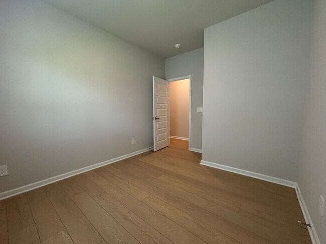 Building Photo - Look and lease in Athens