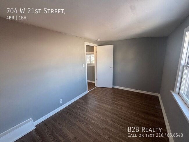 Building Photo - 704 W 21st St