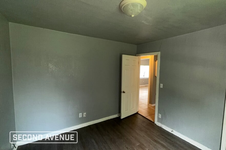 Building Photo - 2212 Miramar Blvd