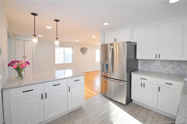 Building Photo - 44 Simsbury Manor Dr