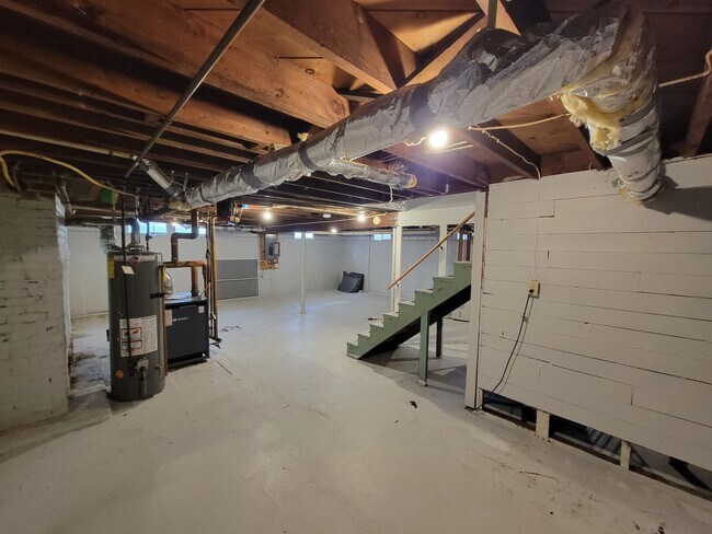 Building Photo - Beautiful Cedar Falls Home