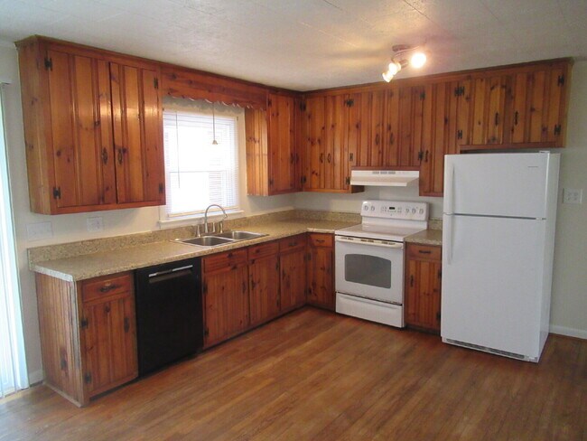 Building Photo - Charming Brick Ranch in a Convenient Lincolnton Location!