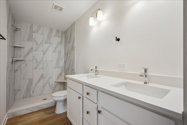 Building Photo - FINISHED BASEMENT!! 4 Bed, 3 Bath Townhome in Ankeny