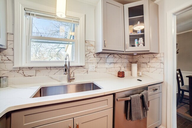 Building Photo - 9830 S Yates Ave