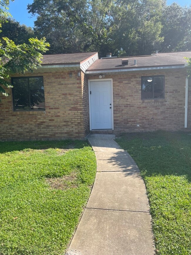 Building Photo - Remodeled 2 Bed 1 Bath Home | Washer/Dryer...