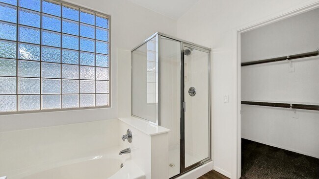 Building Photo - Clean and Cozy home in desirable area!