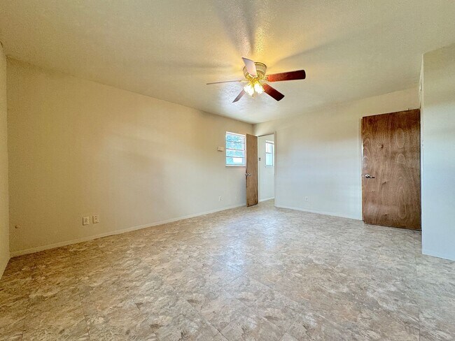 Building Photo - East El Paso 4 bed Refrig A/C