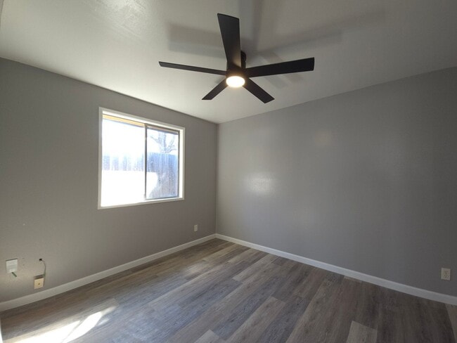 Building Photo - 2 Bed 1 Bath