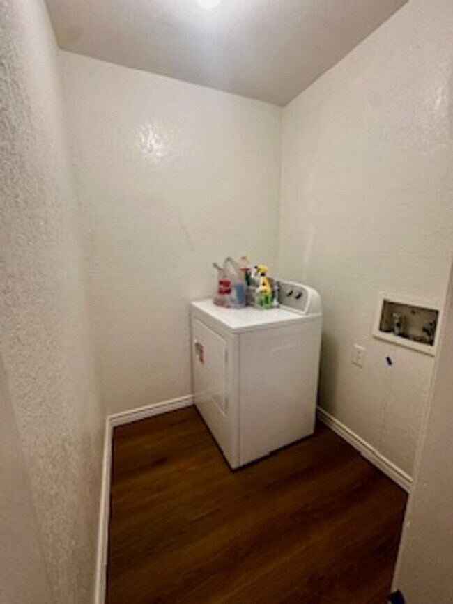 Building Photo - Renovated 2025 just steps away from commun...