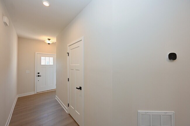 Building Photo - Updated Gallatin Townhome | 3BR + Garage, W/D Included