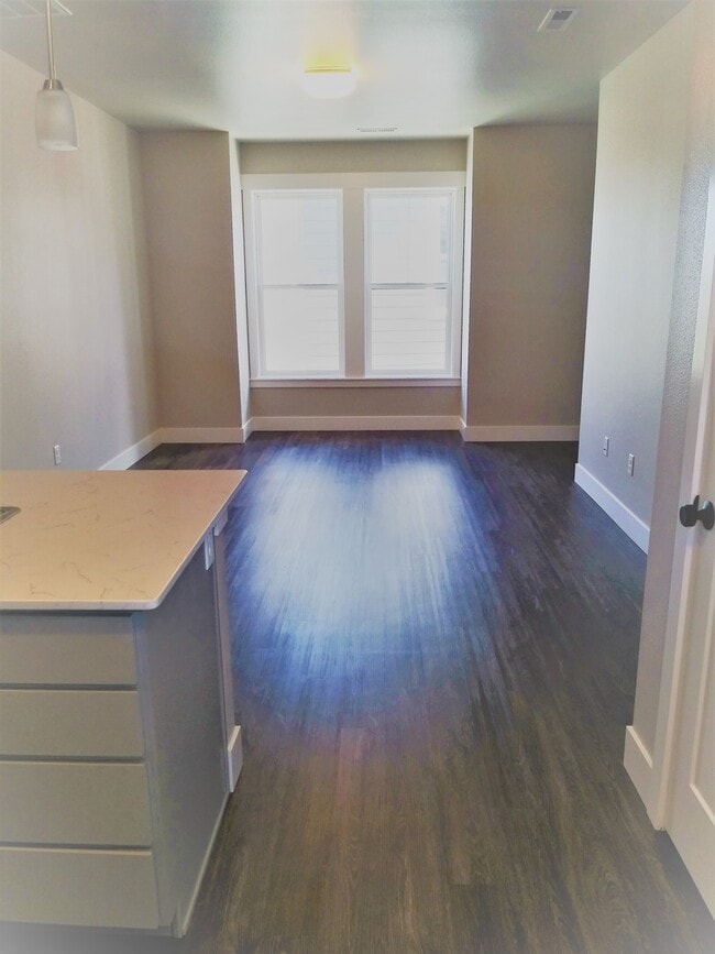Building Photo - High End, 1 Bedroom Apartment