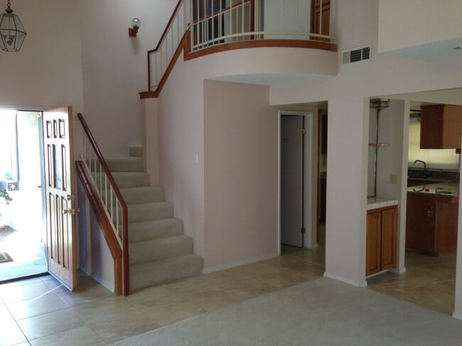 Building Photo - SW Bakersfield home!