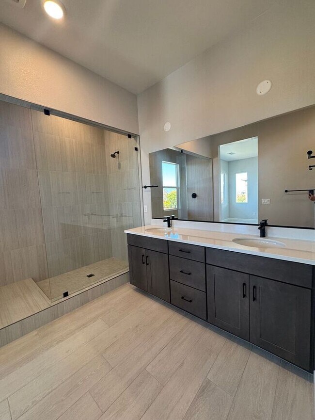 Building Photo - 1521 Golf Club Dr