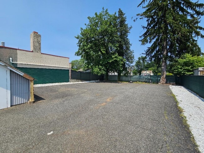 Building Photo - 1656 Pennington Rd