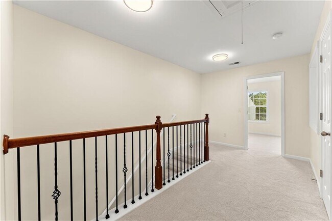 Building Photo - 5165 Sherwood Way