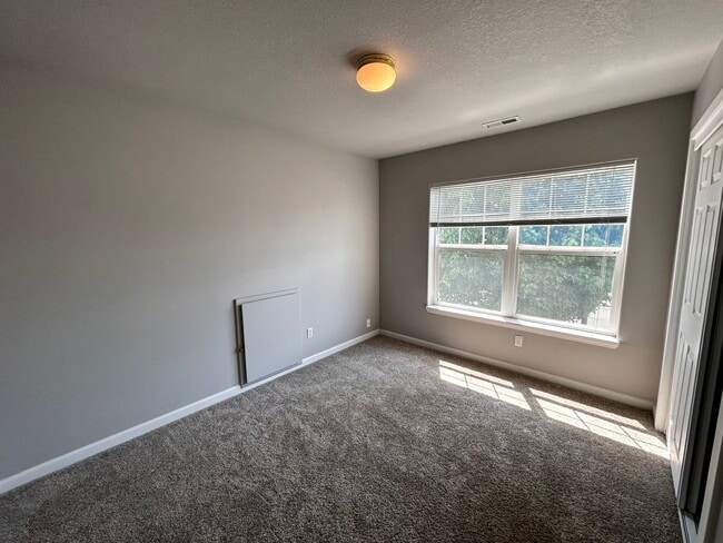 Building Photo - 3 Bedroom Beaverton Home with A/C!
