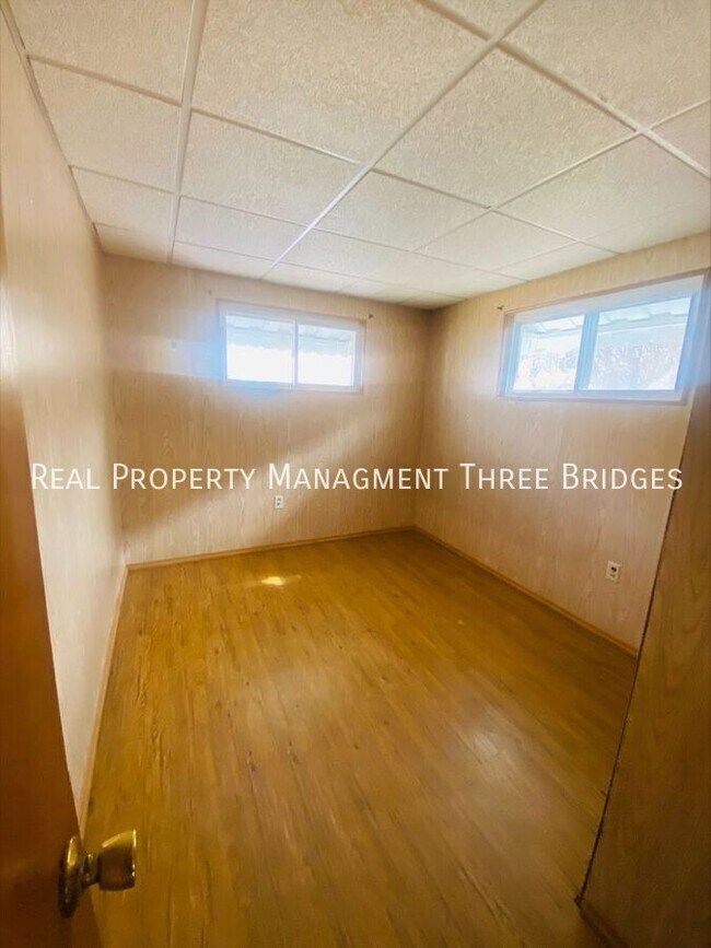 Building Photo - 3636 Eminence Blvd