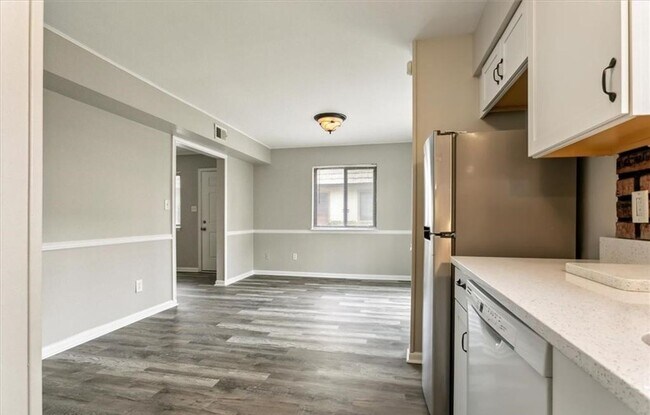 Building Photo - Remodeled Townhouse Ready for A New Tenant