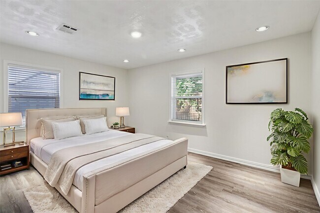 Building Photo - 10328 Shadow Oaks Dr
