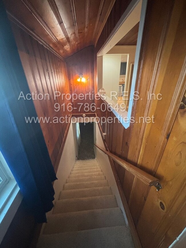 Building Photo - Central Roseville, 1 Bed, 1 Ba, Wall Air, Large Living Room, Bedroom Downstairs, Large Deck great...