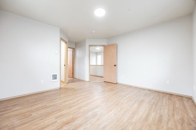 Building Photo - 5Bed/2.5 Bath home available in SE Portland