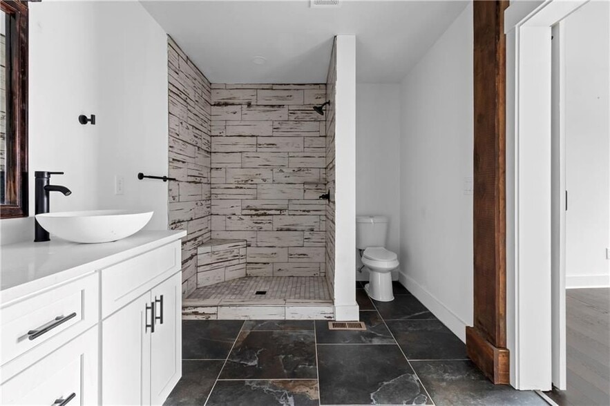 Building Photo - 610 Madola Rd