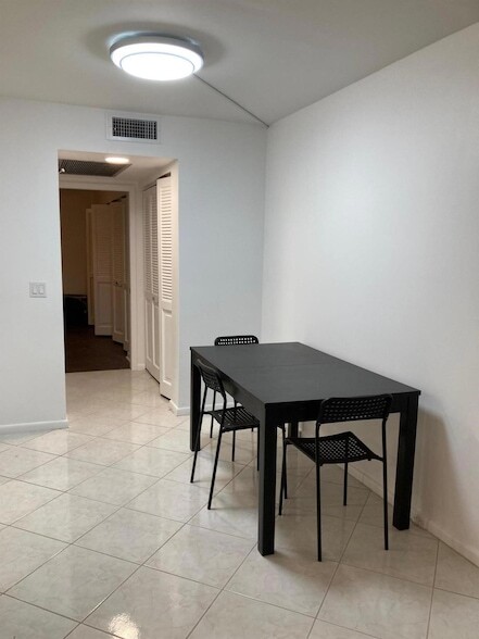 Building Photo - 2070 Yarmouth E