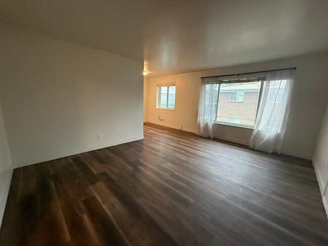 Building Photo - 545 Stringham Ave