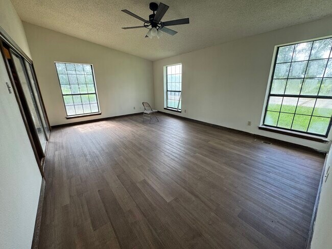 Building Photo - 1417 FM 969