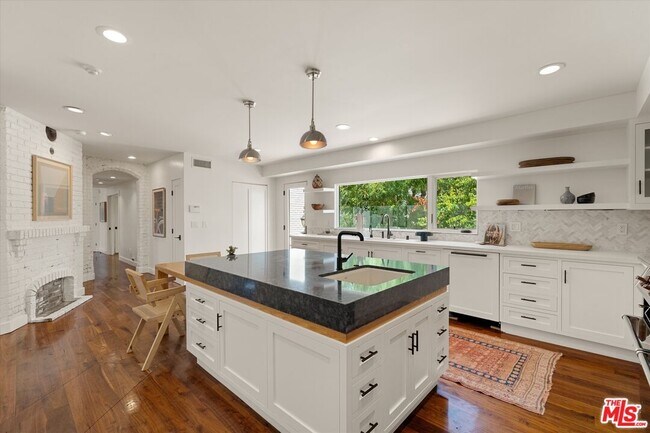 Building Photo - 2700 Glendower Ave