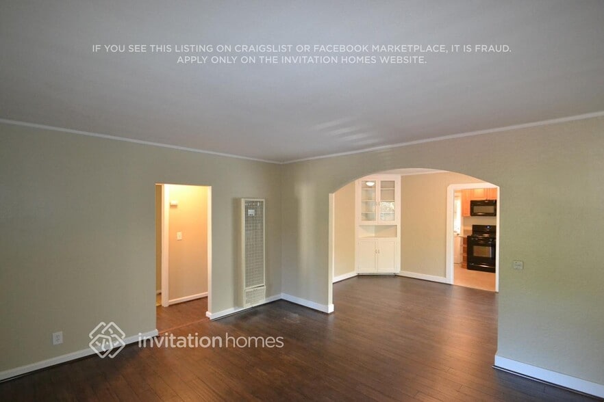 Building Photo - 10018 Silverton Ave